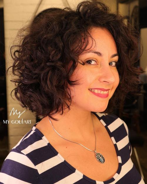 Короткая стрижка на кудрявые волосы для женщины средних лет. 15 стрижек для дам старше 40 лет на волнистые волосы и вьющиеся волосы