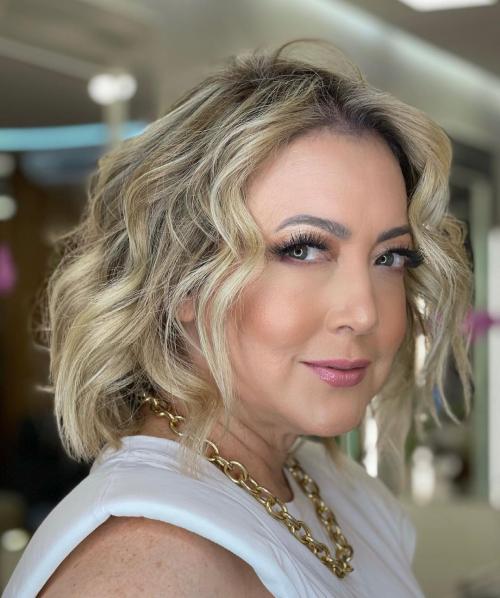 Короткая стрижка на кудрявые волосы для женщины средних лет. 15 стрижек для дам старше 40 лет на волнистые волосы и вьющиеся волосы