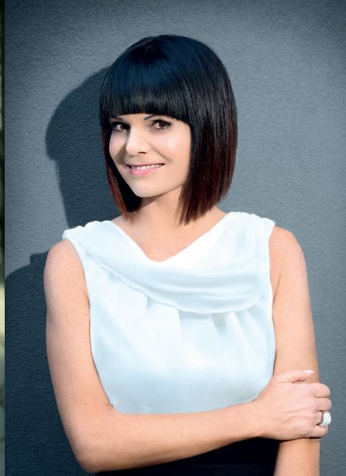 Вечерняя прическа на каре с челкой. Прически для стрижки каре: вечерние и на каждый день — 20 красивых и модных вариантов с фото