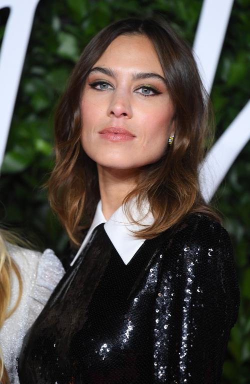 Каскад двойное каре. Двойное каре: в два раза круче? Особенности стрижки, вид спереди и сзади