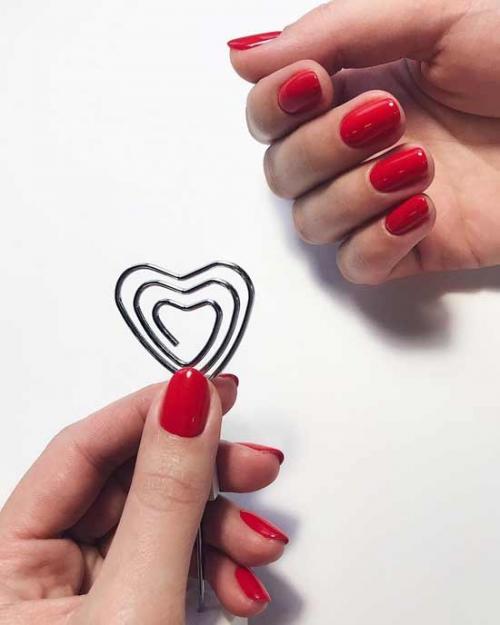 Красивый красный маникюр на короткие ногти. Модный красный маникюр на короткие ногти 2022: лучшие фото-новинки