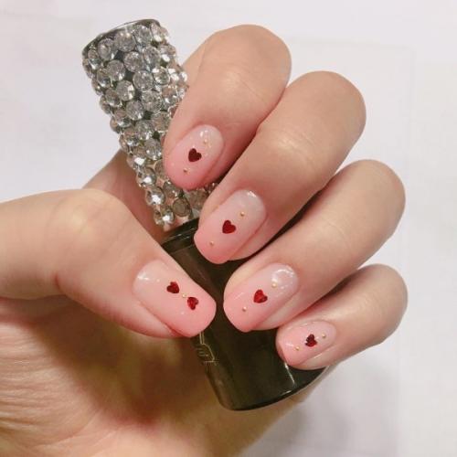 Черные ногти со стразами сердце. Сделано с любовью: маникюр с сердечками