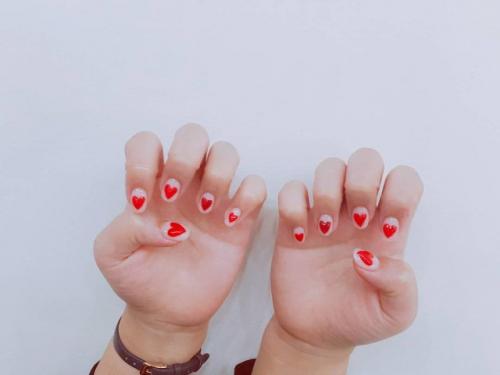 Черные ногти со стразами сердце. Сделано с любовью: маникюр с сердечками