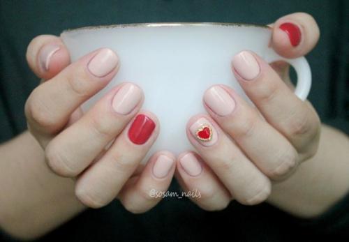 Черные ногти со стразами сердце. Сделано с любовью: маникюр с сердечками