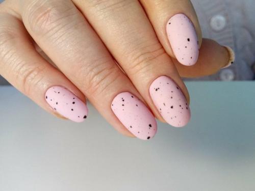 Нежно-розовый однотонный маникюр: тенденции 2022 года 11