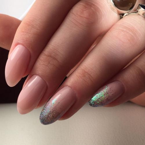 Какие блестки можно использовать для овального маникюра. Маникюр с блестками на кончиках ногтей: особенности