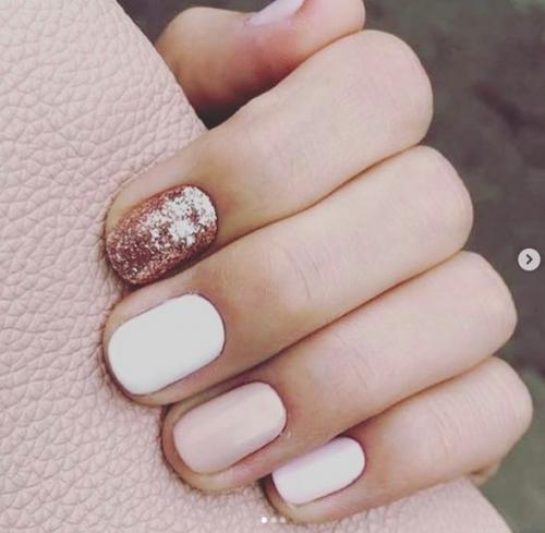 Как удлинять ногти при овальном маникюре с блестками. Как выбрать лак, учитывая форму ногтей?