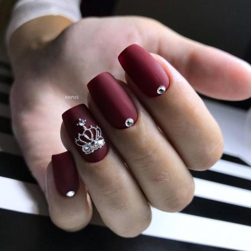Красный матовый маникюр со стразами. Особенности цвета