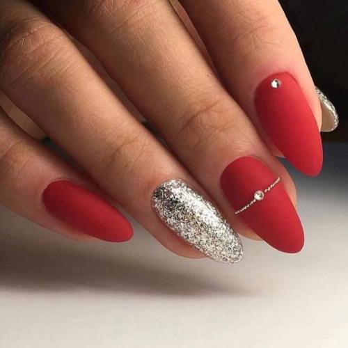 Красный матовый маникюр со стразами. Особенности цвета