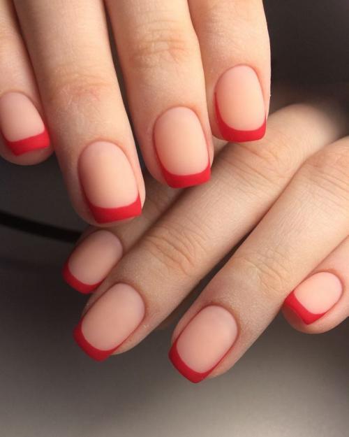 Красный матовый маникюр со стразами. Особенности цвета