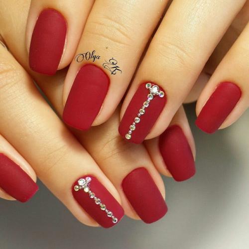 Красный матовый маникюр со стразами. Особенности цвета