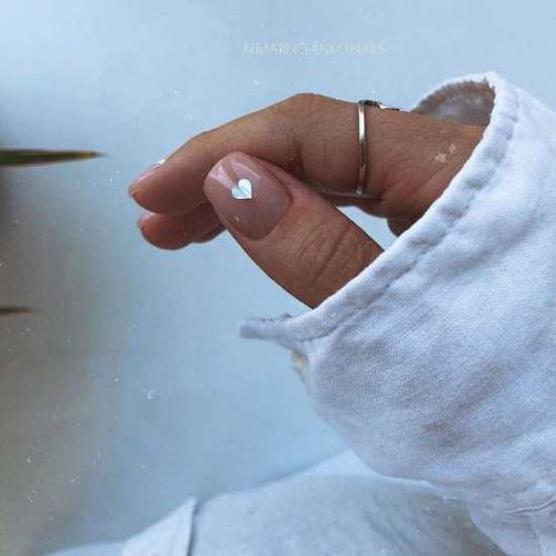 Черные ногти со стразами сердце. Маникюр с сердечками: лучшие идеи, фото-новинки