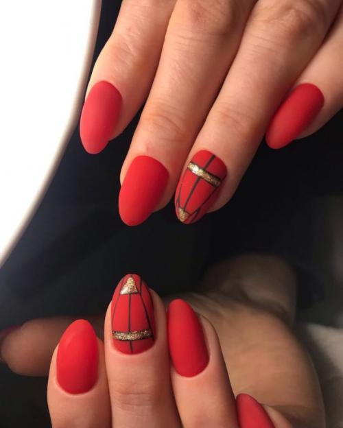 Красный матовый маникюр со стразами. Особенности цвета