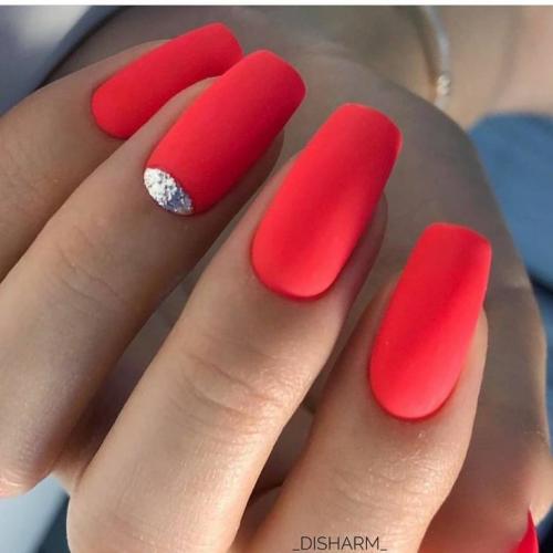 Красный матовый маникюр со стразами. Особенности цвета