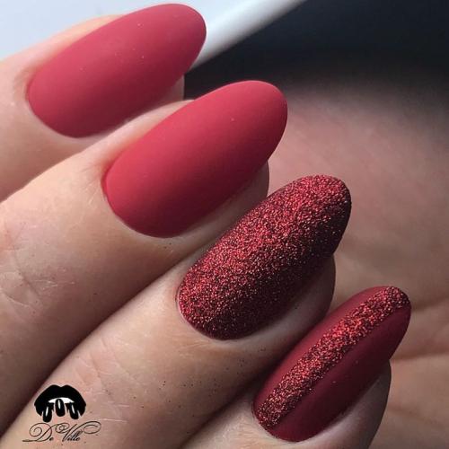 Красный матовый маникюр со стразами. Особенности цвета