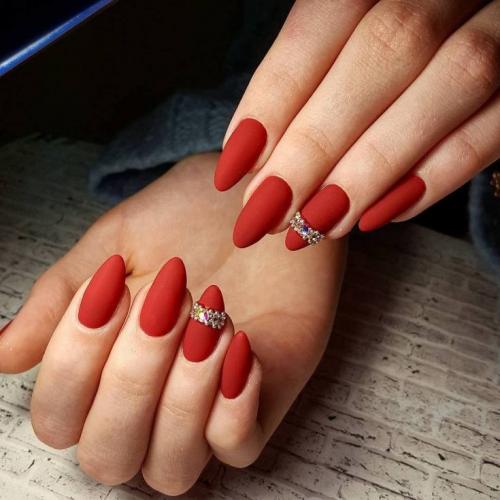 Красный матовый маникюр со стразами. Особенности цвета