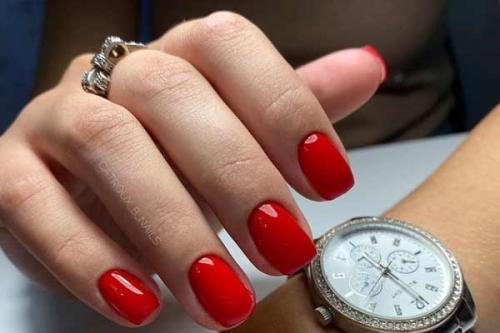 Красный маникюр на короткие ногти 2022. Модный красный маникюр на короткие ногти 2022: лучшие фото-новинки