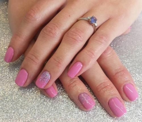 Как правильно нанести розовый лак на ногти, чтобы маникюр вышел ровным и красивым. Розовый маникюр: идеи дизайна