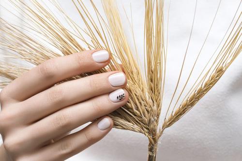 Как сохранить модный дизайн на коротких ногтях. Подходящая форма и покрытие для коротких ногтей