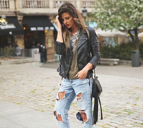 Как правильно сочетать рваные джинсы с стеганой косухой