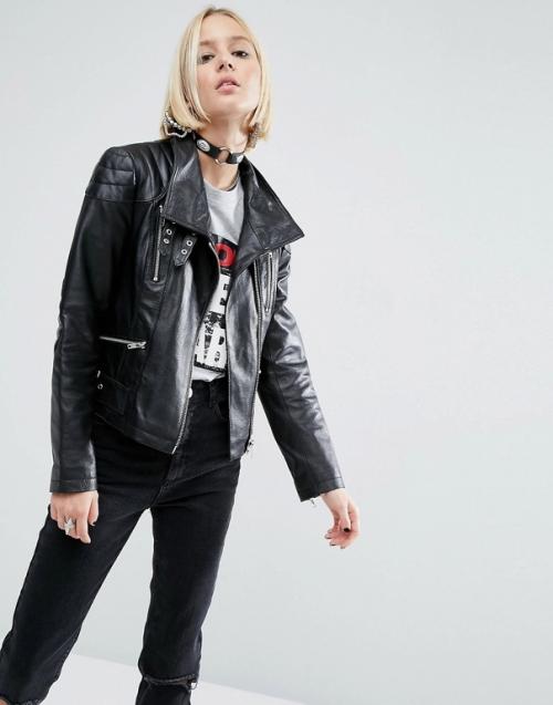 Как правильно сочетать рваные джинсы с стеганой косухой