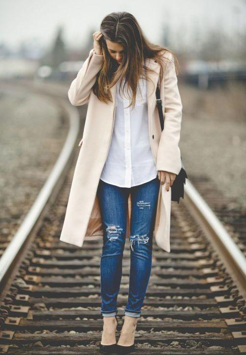 Стильная комбинация: как правильно сочетать рваные джинсы с стеганой косухой 06