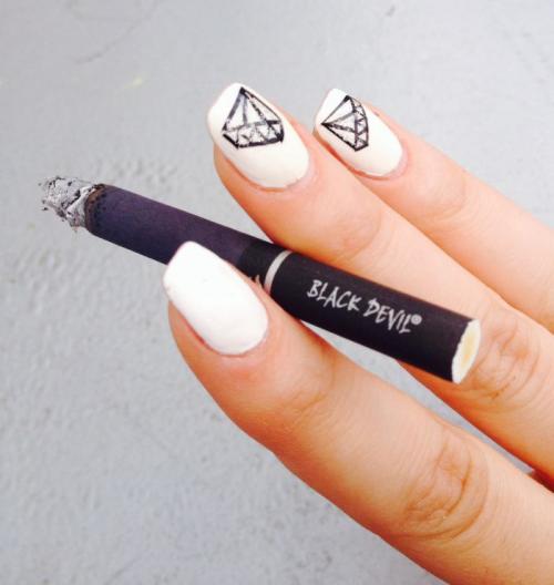 Черный цвет в дизайне ногтей