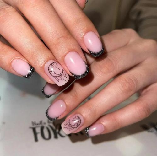Какие особенности есть у розового с черным французского маникюра по сравнению с обычным французским маникюром. Идеи розового френча