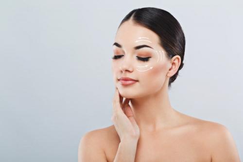 Как очищать кожу вокруг глаз. Почему необходим регулярный уход за кожей вокруг глаз?