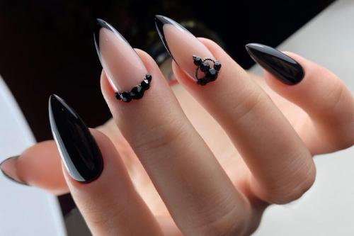Какие цвета используются для нежного маникюра с черным дизайном