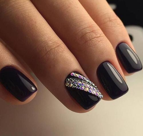 Какие цвета используются для нежного маникюра с черным дизайном