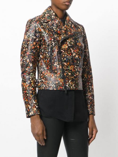 Рваные джинсы + куртка-косуха. Мода на цветовое разнообразие курток косух 2022 2023