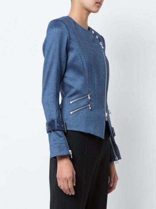 Рваные джинсы + куртка-косуха. Мода на цветовое разнообразие курток косух 2022 2023