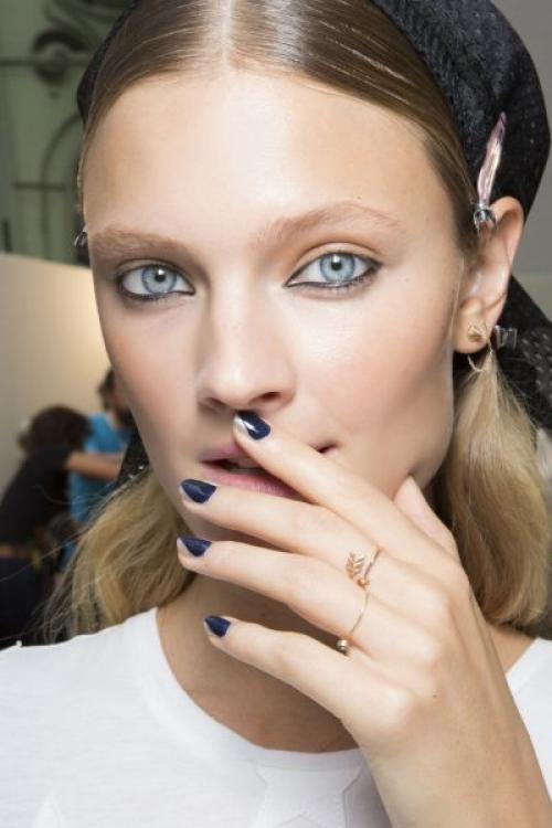 Розовые ногти с наклейками