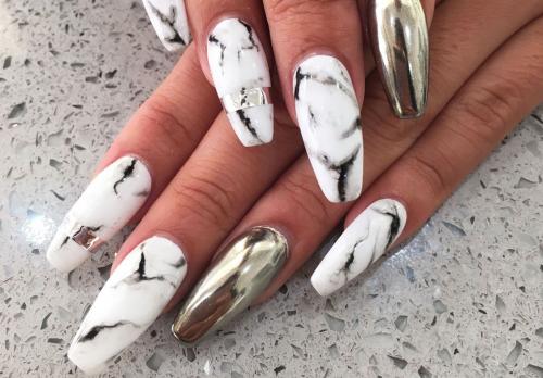 Как создать эффект камень на черном и розовом маникюре. Дизайн мраморного маникюра в фотографиях