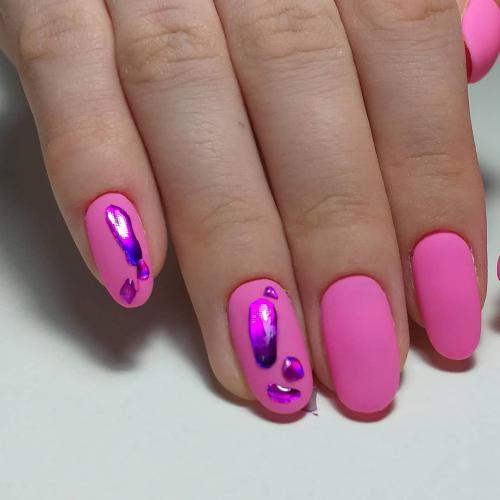 Как выбрать подходящий розовый маникюр с черной полосой