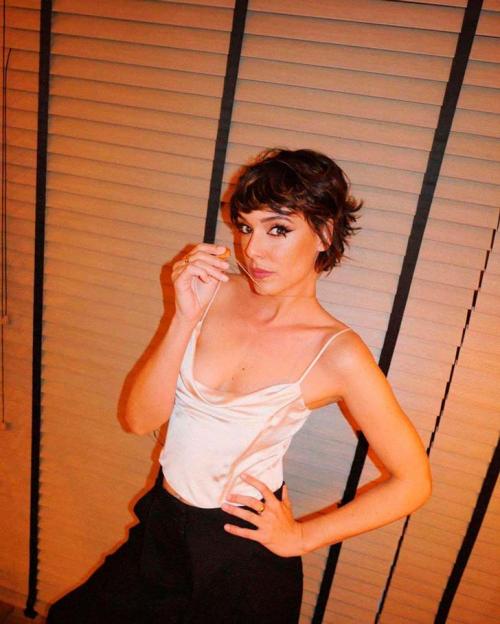 Какие стили и особенности коротких стрижек могут выделиться на вьющихся волосах. 18 модных стрижек, которые лучше всего подходят для коротких волнистых волос