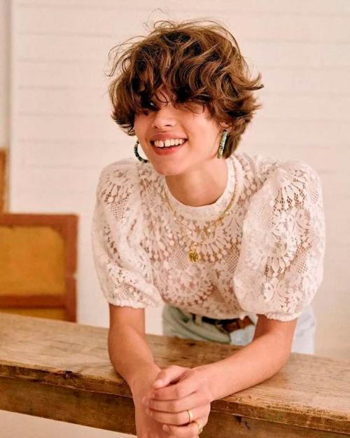 Какие стили и особенности коротких стрижек могут выделиться на вьющихся волосах. 18 модных стрижек, которые лучше всего подходят для коротких волнистых волос