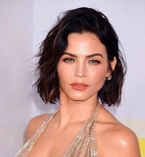 Какие стили и особенности коротких стрижек могут выделиться на вьющихся волосах. 18 модных стрижек, которые лучше всего подходят для коротких волнистых волос