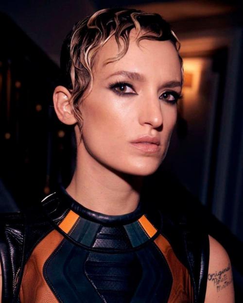 Какие стили и особенности коротких стрижек могут выделиться на вьющихся волосах. 18 модных стрижек, которые лучше всего подходят для коротких волнистых волос