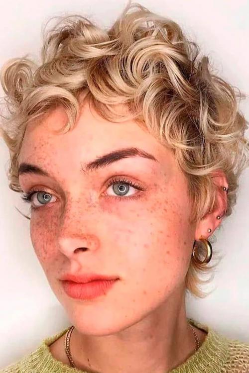 Какие стили и особенности коротких стрижек могут выделиться на вьющихся волосах. 18 модных стрижек, которые лучше всего подходят для коротких волнистых волос