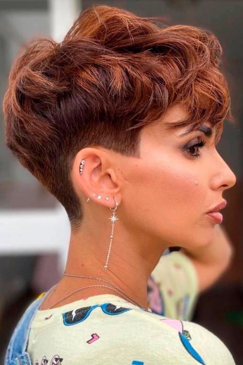 Какие стили и особенности коротких стрижек могут выделиться на вьющихся волосах. 18 модных стрижек, которые лучше всего подходят для коротких волнистых волос