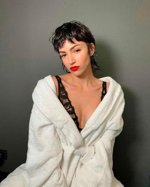 Какие стили и особенности коротких стрижек могут выделиться на вьющихся волосах. 18 модных стрижек, которые лучше всего подходят для коротких волнистых волос