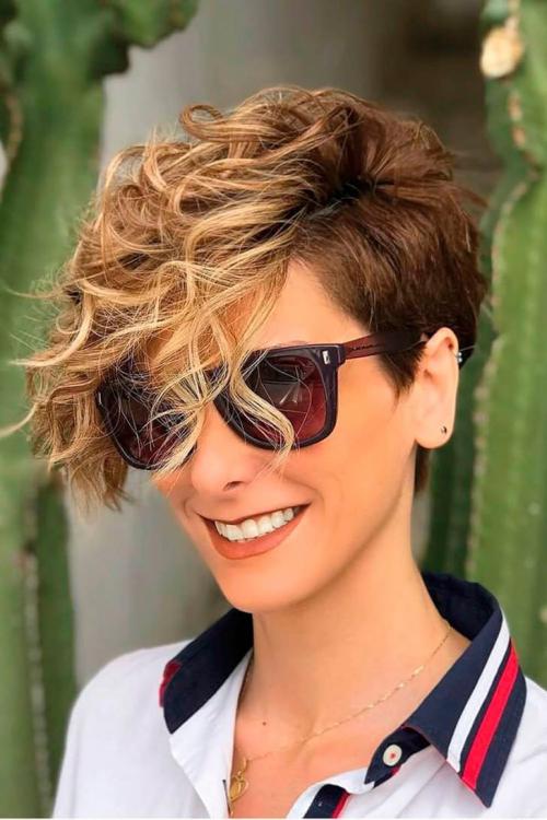 Какие стили и особенности коротких стрижек могут выделиться на вьющихся волосах. 18 модных стрижек, которые лучше всего подходят для коротких волнистых волос