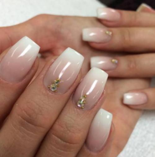 Какие источники вдохновения можно использовать для создания красивого бежевого маникюра. Темная кожа