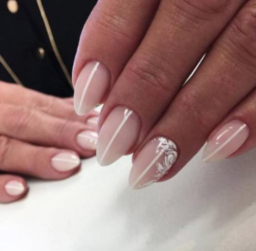 Какие источники вдохновения можно использовать для создания красивого бежевого маникюра. Темная кожа