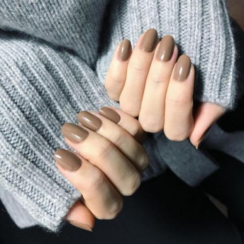 Какие материалы и средства используются для бежевого маникюра. Идеи бежевого маникюра