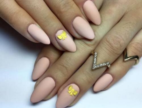 Какие источники вдохновения можно использовать для создания красивого бежевого маникюра. Темная кожа