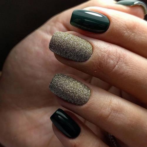 Черный матовый маникюр с золотом. Черно-золотой маникюр: фото самых лучших идей