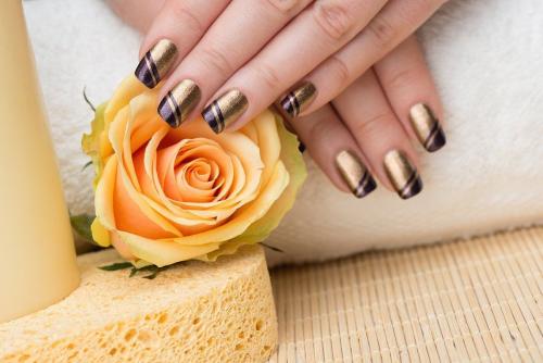 Черный матовый маникюр с золотом. Черно-золотой маникюр: фото самых лучших идей